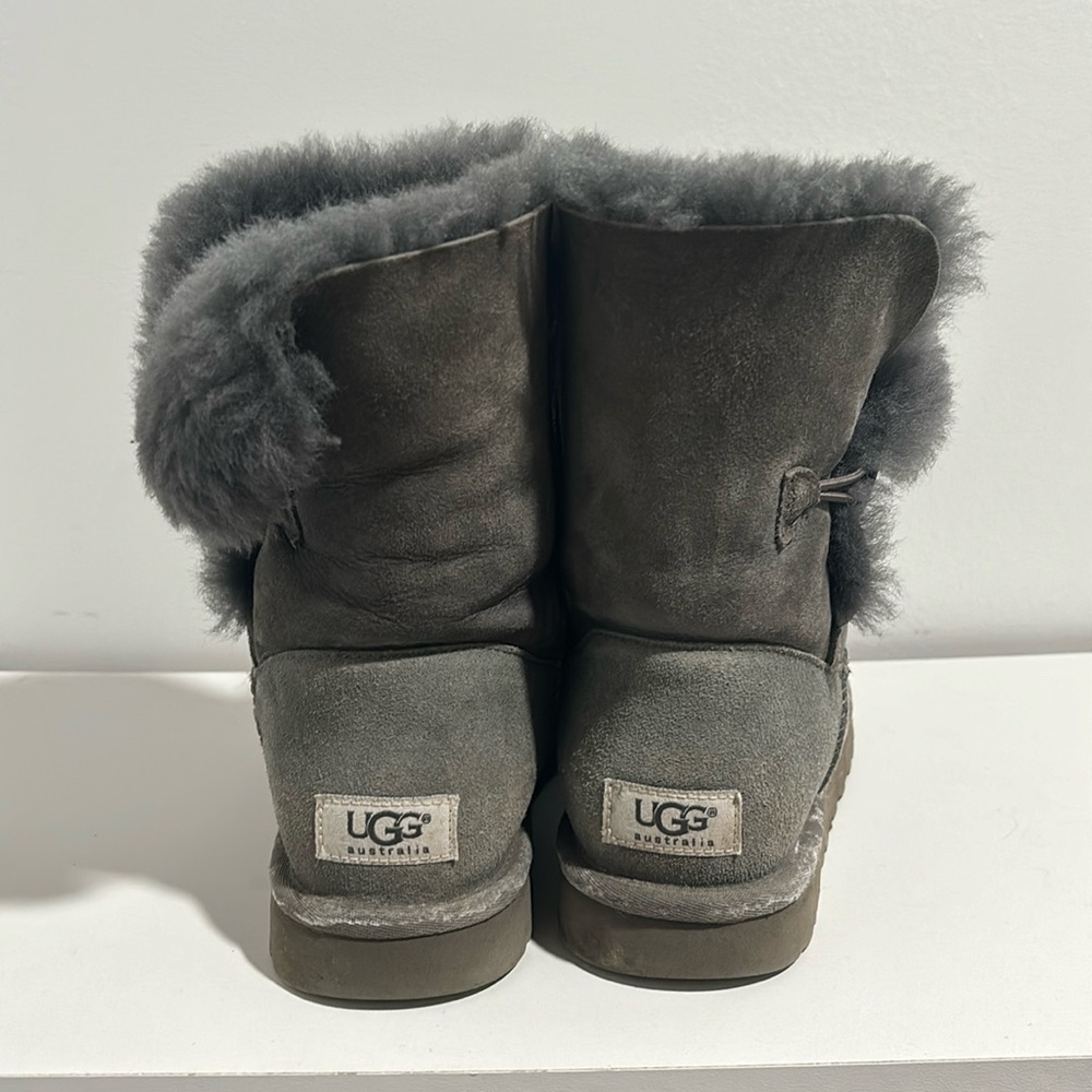 UGG Bailey button short grey boot